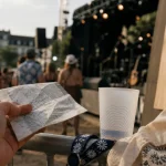 tempo rives angers 2026 : main tient un billet, entrée du concert gratuit