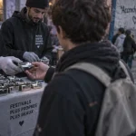 À Angers, des cendriers de poche distribués pour réduire les mégots