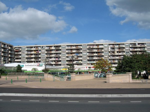 Le centre commercial du square Jean-XXIII, dans le quartier de la Roseraie, photographié en avril 2009.