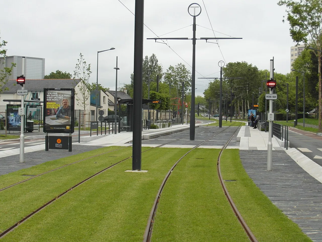 Les voies du tramway dans le quartier de la Roseraie, près de Marcel-Pagnol, photographiées en juillet 2012.