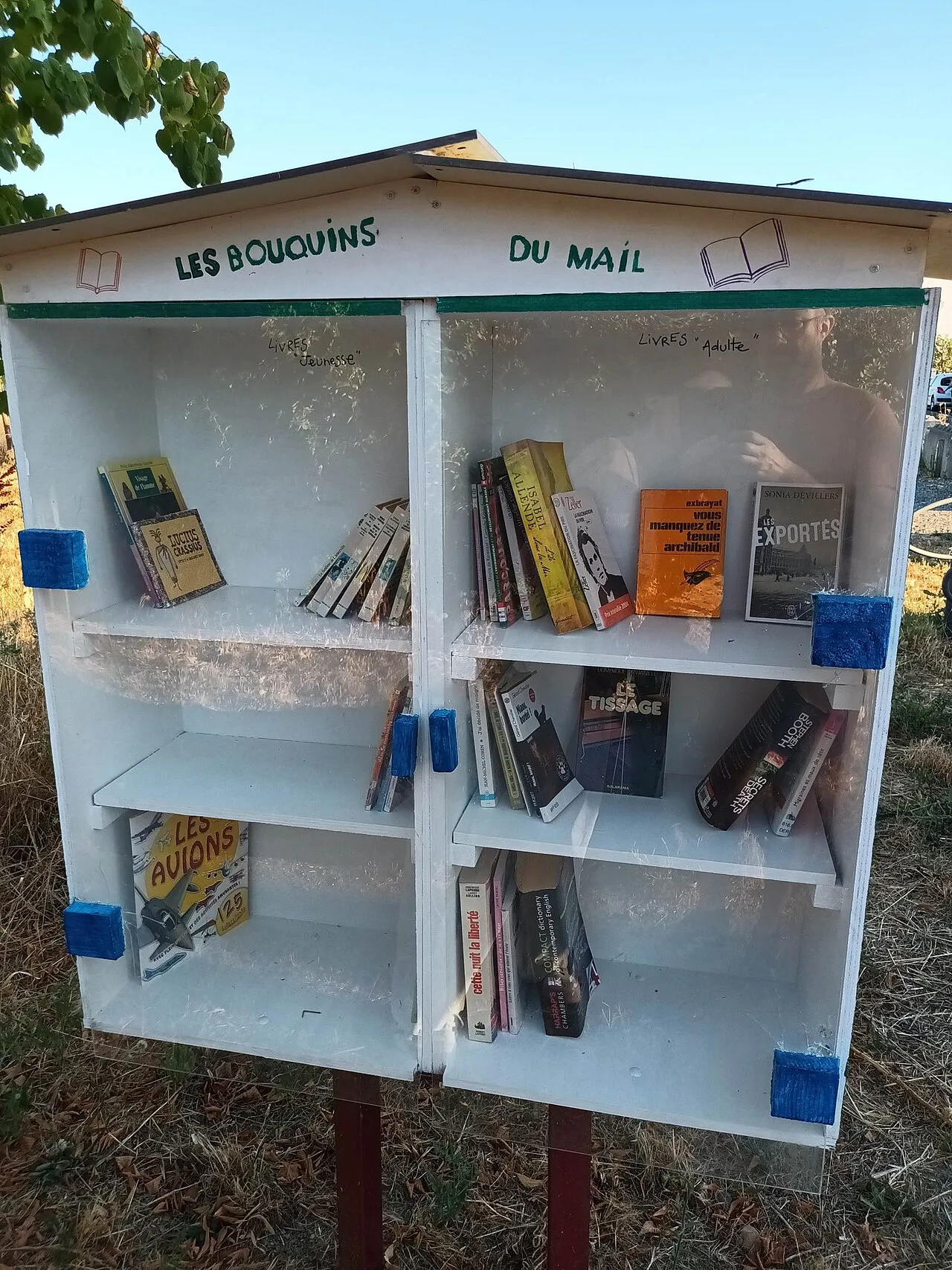 La boîte à livres de la rue Maurice-Fleuret, près de l’école Nelson-Mandela, photographiée en juillet 2026.
