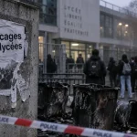 Blocages de lycées à Angers : le maire appelle au calme après des dégradations