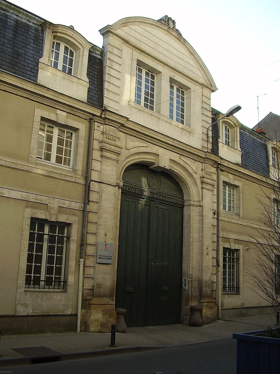 Le bâtiment des beaux-arts rue Bressigny, un repère du quartier du parking.