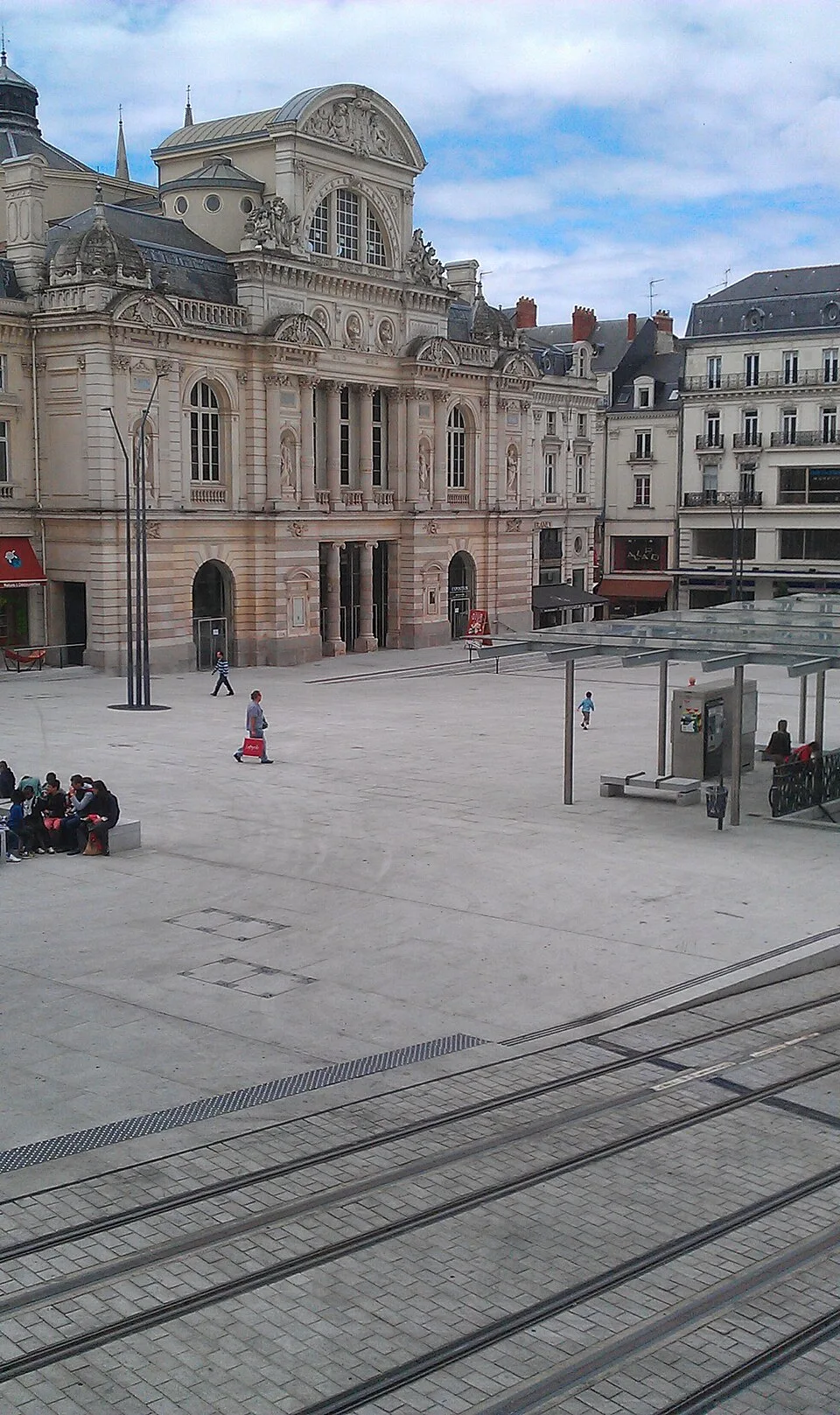 Le Grand Théâtre sur la place du Ralliement, au-dessus du secteur du parking.
