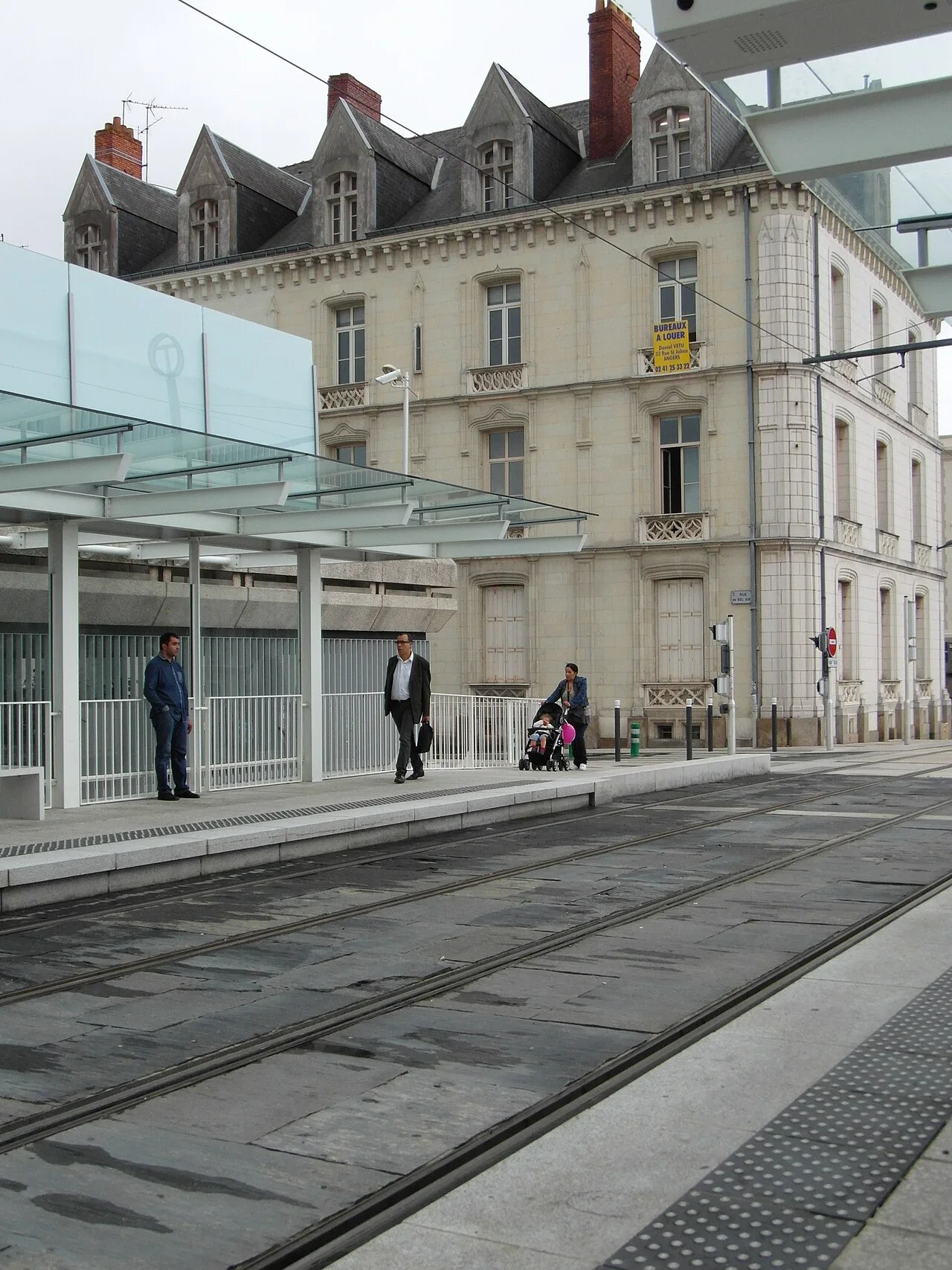 La station de tramway Gare Saint-Laud, dans le quartier de la gare.